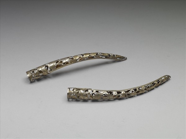 銅鎏金鏤空海棠花紋指甲套