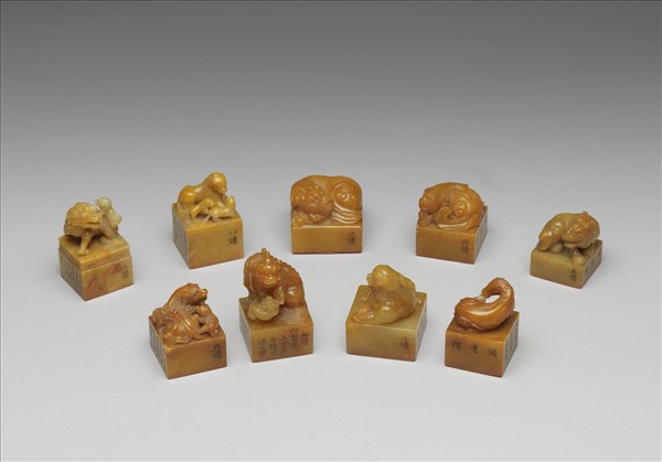 雕獸鈕循連環田黃印