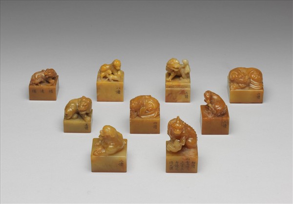 雕獸鈕循連環田黃印