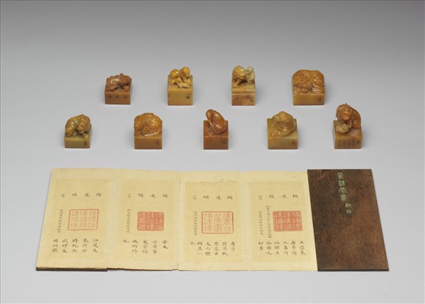 雕獸鈕循連環田黃印