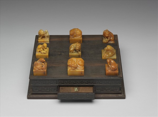 雕獸鈕循連環田黃印