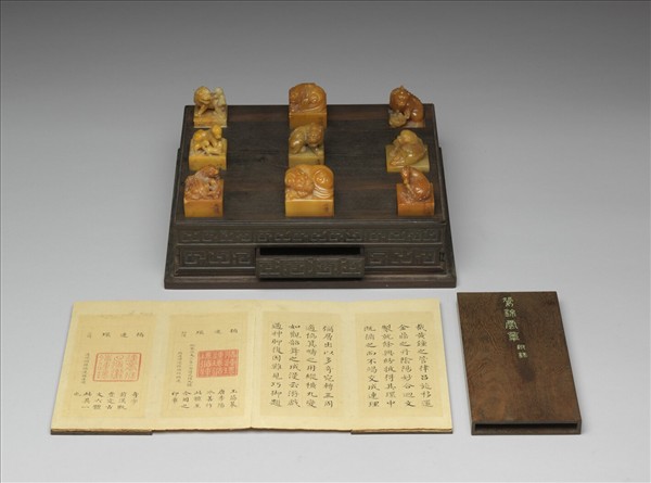 雕獸鈕循連環田黃印