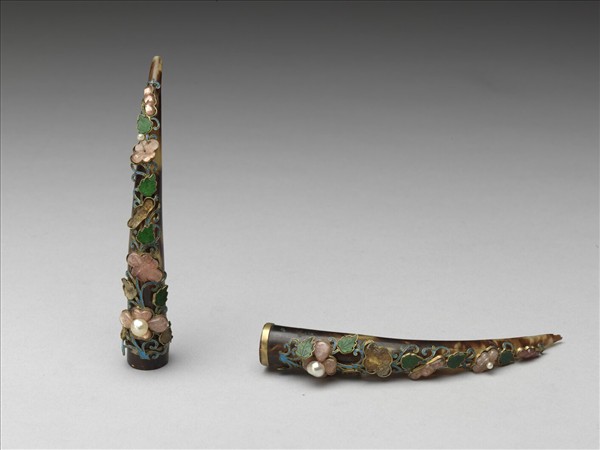 玳瑁嵌珠寶花卉指甲套