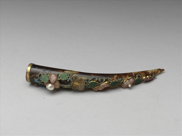 玳瑁嵌珠寶花卉指甲套