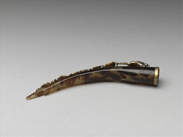 玳瑁嵌珠寶花卉指甲套