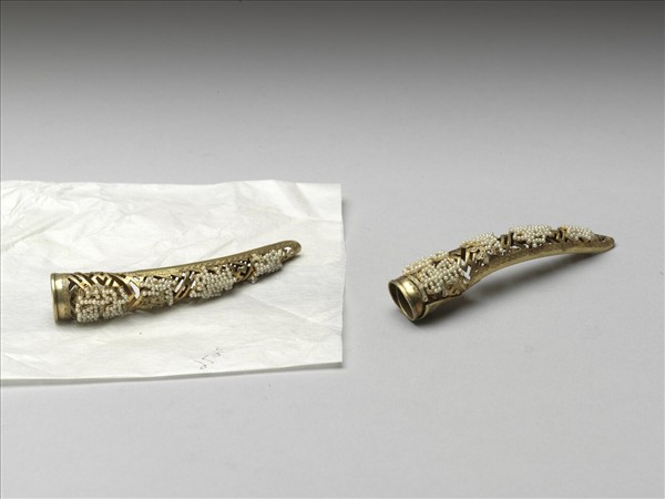 鏤空緝米珠萬壽無疆指甲套