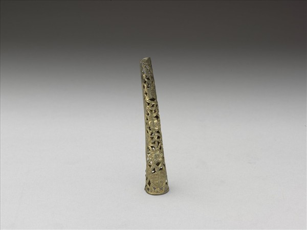 銅鎏金鏤空壽字冰梅紋指甲套