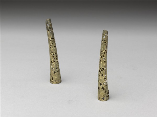 銅鎏金鏤空壽字冰梅紋指甲套