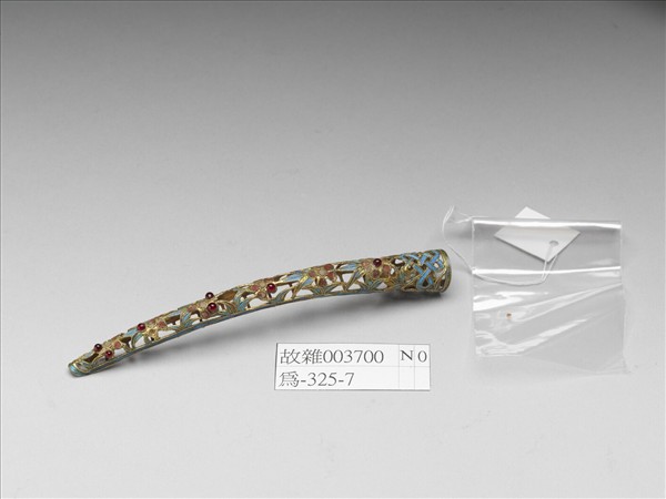 銅鍍金點翠嵌寶石鏤空花卉紋指甲套