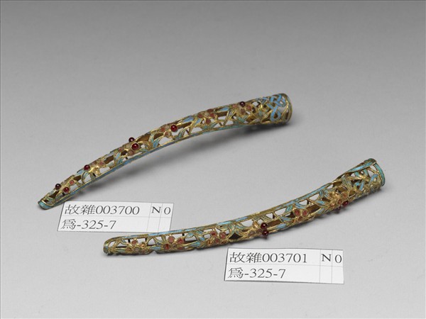 銅鍍金點翠嵌寶石鏤空花卉紋指甲套