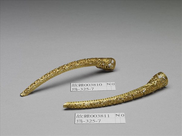 銅鍍金鏤空團壽紋指甲套