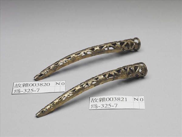 銅鍍金鏤空梅花紋指甲套