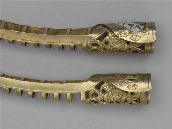 銅鍍金鏤空福壽一字紋指甲套