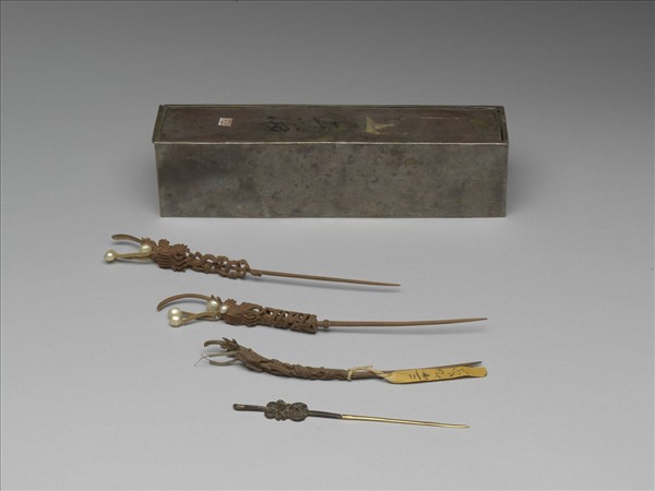 茄楠木雕龍戲珠耳挖簪