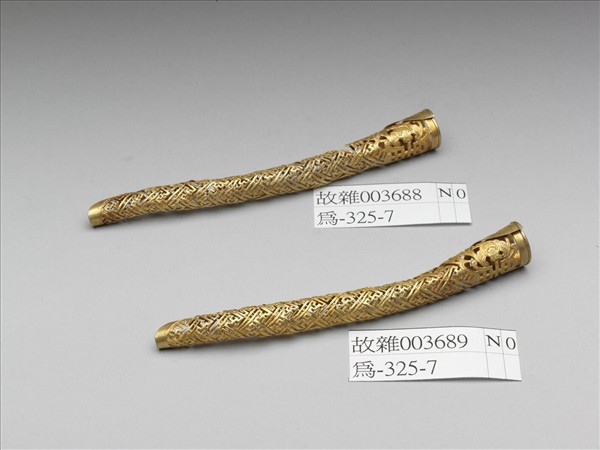 銅鍍金鏤空萬壽紋指甲套