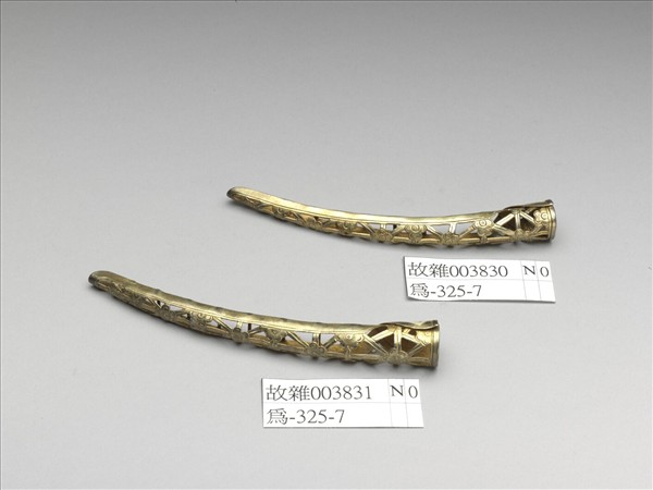 銅鍍金鏤空梅花紋指甲套