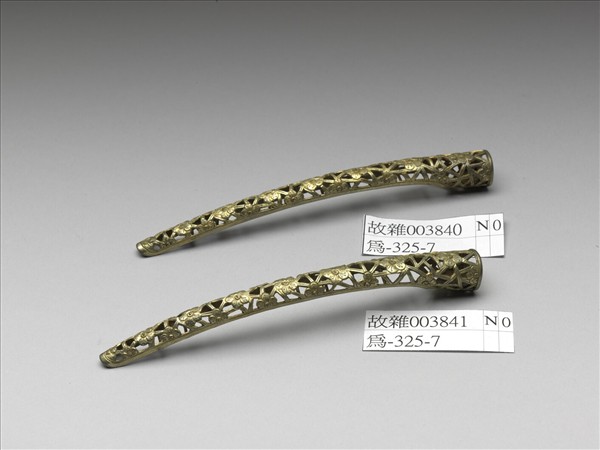 銅鍍金鏤空冰梅紋指甲套