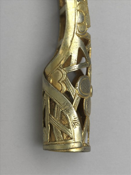 銅鍍金鏤空冰梅紋指甲套