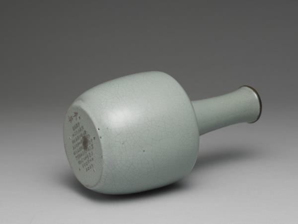 汝窯 青瓷紙槌瓶 「奉華」銘