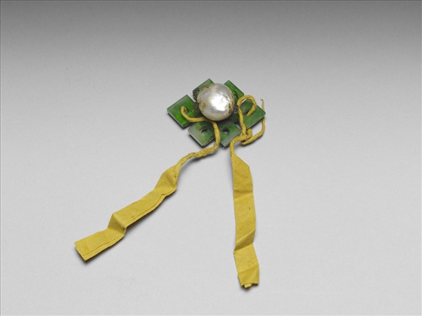 翠玉鑲珠盤長帽花