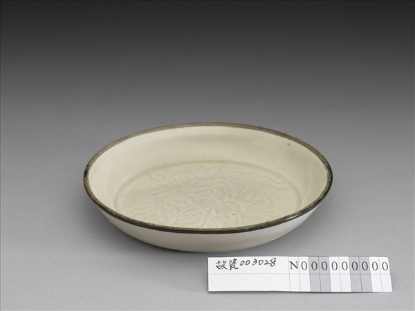 定窯 白瓷劃花牡丹紋碟