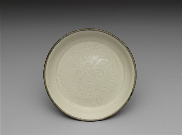 定窯 白瓷劃花牡丹紋碟