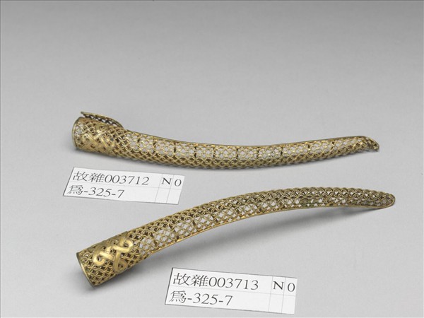 銅鍍金盤長鏤空古錢紋指甲套