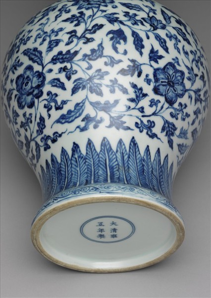 青花花卉紋弓耳瓶