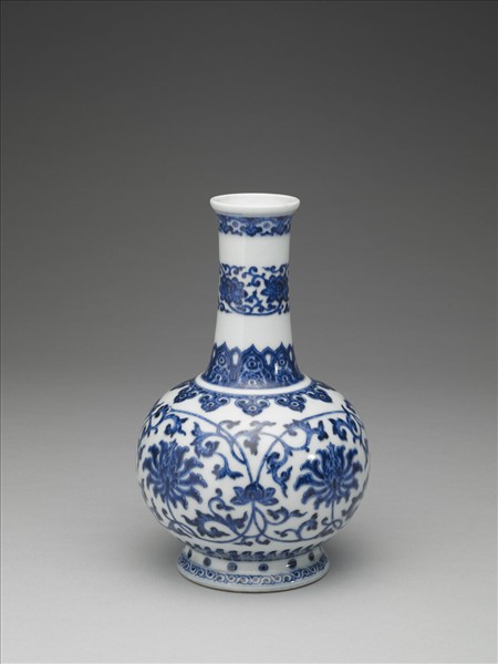 青花番蓮紋長頸瓶