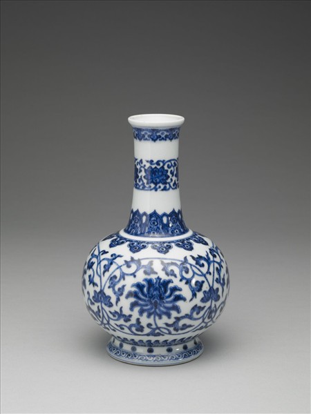青花番蓮紋長頸瓶
