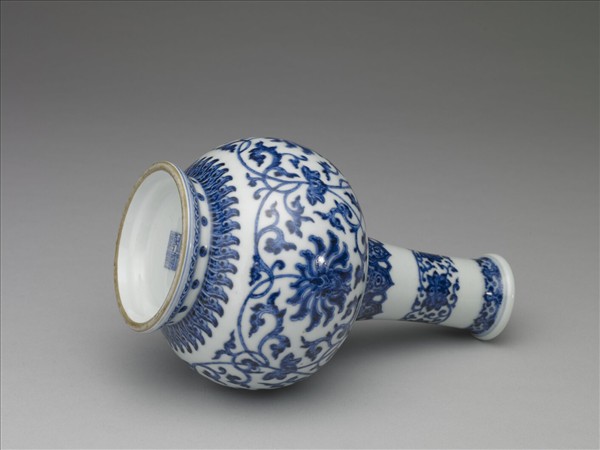青花番蓮紋長頸瓶