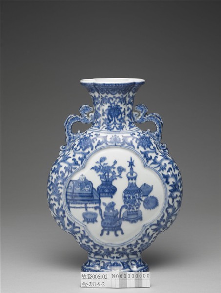 青花開光博古圖螭耳扁壺