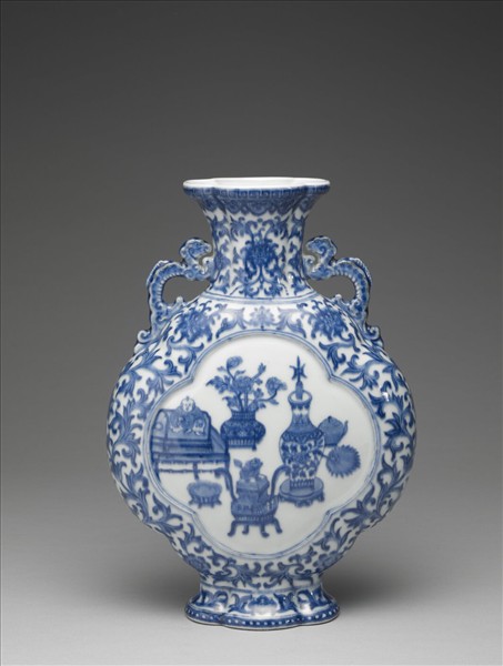 青花開光博古圖螭耳扁壺