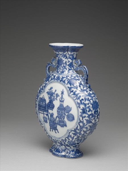 青花開光博古圖螭耳扁壺