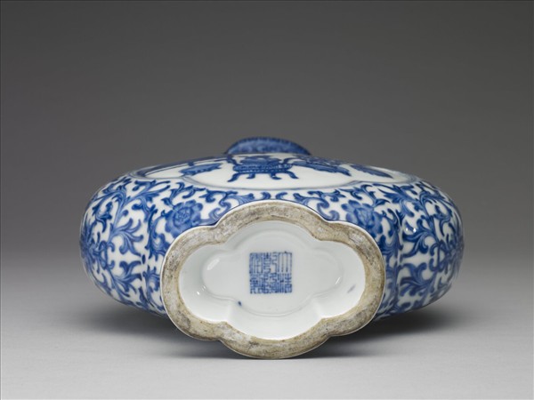 青花開光博古圖螭耳扁壺