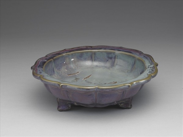 鈞窯 天青葡萄紫釉蓮瓣式盆托