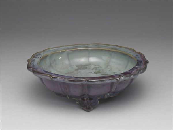 鈞窯 天青葡萄紫釉蓮瓣式盆托
