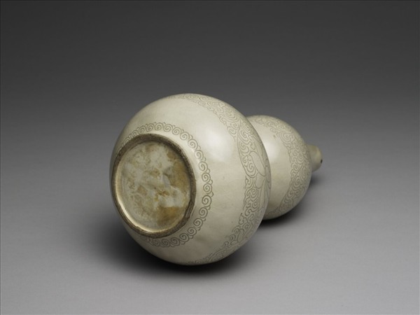 青瓷劃花蓮花紋葫蘆瓶