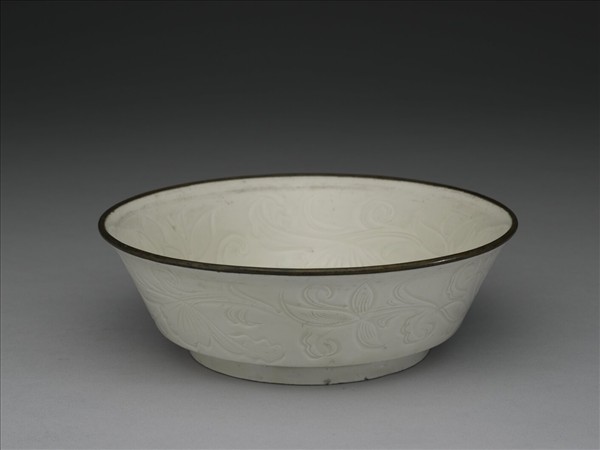 定窯 白釉劃花蓮花螭紋洗