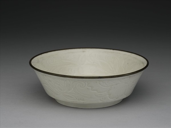 定窯 白釉劃花蓮花螭紋洗