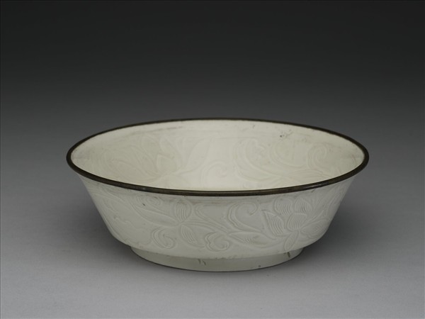 定窯 白釉劃花蓮花螭紋洗