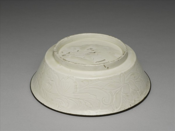 定窯 白釉劃花蓮花螭紋洗