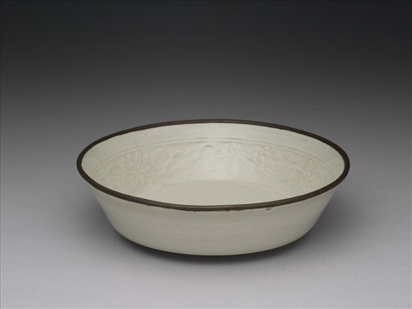 湘湖窯 青白瓷印花獅子戲球紋洗