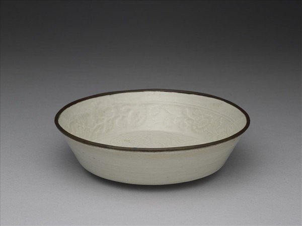 湘湖窯 青白瓷印花獅子戲球紋洗