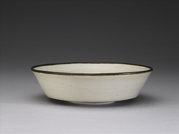 湘湖窯 青白瓷印花獅子戲球紋洗