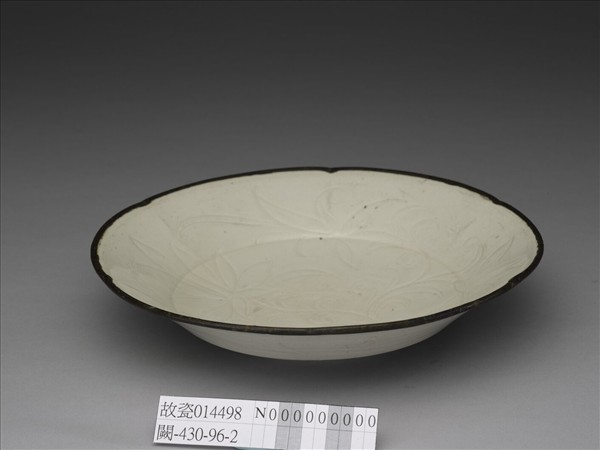 定窯 白瓷劃花蓮花紋盤