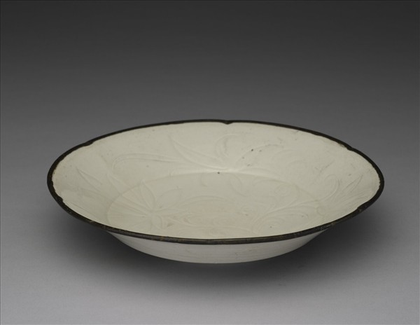 定窯 白瓷劃花蓮花紋盤