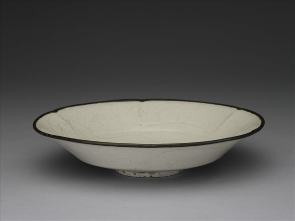 定窯 白瓷劃花蓮花紋盤