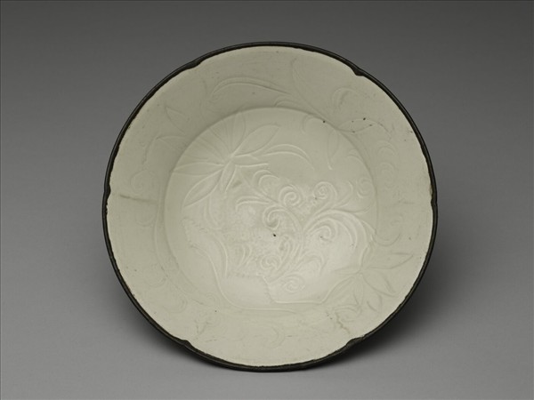 定窯 白瓷劃花蓮花紋盤
