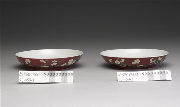 琺瑯彩紅地梅花紋碟